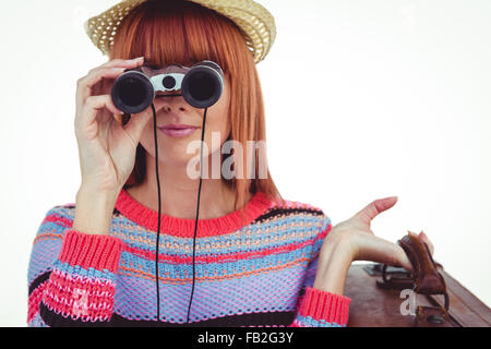 Tanga sorridente donna che guarda attraverso il binocolo Foto Stock