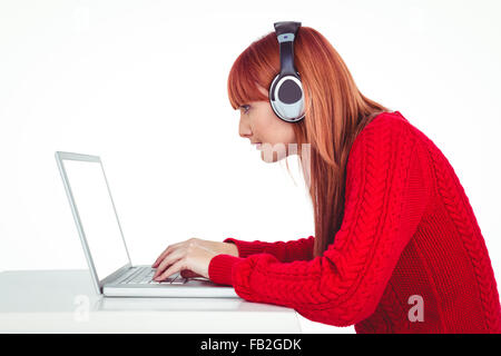 Tanga sorridente donna utilizzando laptop Foto Stock