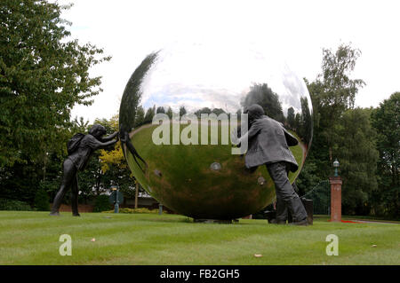 Un altro gioco di palla da Kevin Atherton, grandi sculture pubbliche al Kings Hill nel Kent Foto Stock