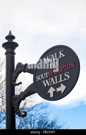 A marzo, cammina sull'insegna Southampton Walls a Southampton, Hampshire, Regno Unito Foto Stock