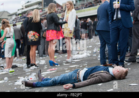 Onorevoli giorno era troppo per uno racegoer presso il Grand National 2014. Foto Stock