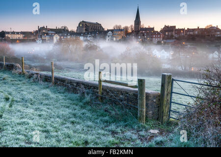 Dopo settimane di pioggia, alla prima luce, un pesante frost copre il prato di acqua nel Wiltshire città di Malmesbury nei primi giorni di gennaio. Foto Stock