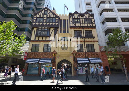 La facciata della Corte di Londra, un mock Tudor/Elizabethan shopping arcade a Perth in Australia Foto Stock