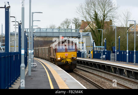 Mendip il trasporto ferroviario di merci treno passa attraverso Islip station, Oxfordshire, Regno Unito Foto Stock