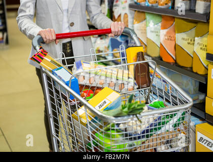 Immagine ritagliata della donna carrello di spinta Foto Stock