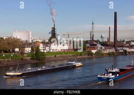 Duisburg-Homberg, Blick von der A40 auf Alt-Homberg und Industrieanlagen von Thyssen-Krupp und Sachtleben Chemie Foto Stock