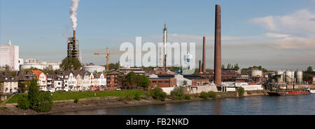 Duisburg-Homberg, Blick von der A40 auf Alt-Homberg und Industrieanlagen von Thyssen-Krupp und Sachtleben Chemie Foto Stock