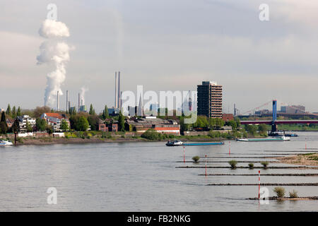 Duisburg-Homberg, Blick von der A40 auf Alt-Homberg und Industrieanlagen von Thyssen-Krupp und das Hotel Rheingarten mit Friedrich-Ebert-Brücke Foto Stock