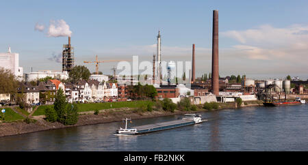 Duisburg-Homberg, Blick von der A40 auf Alt-Homberg und Industrieanlagen von Thyssen-Krupp und Sachtleben Chemie Foto Stock