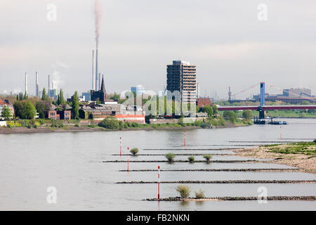 Duisburg-Homberg, Blick von der A40 auf Alt-Homberg und Industrieanlagen von Thyssen-Krupp und das Hotel Rheingarten mit Friedrich-Ebert-Brücke Foto Stock