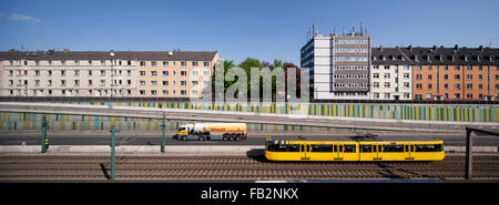 Essen-Frohnhausen, Blick über die A40 auf die Wohnhäuser in der Höhe Meißener Straße, Tanklastwagen und Strassenbahn Foto Stock