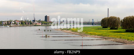 Duisburg-Homberg, Blick von der A40 auf Alt-Homberg und Industrieanlagen von Thyssen-Krupp und das Hotel Rheingarten mit Friedrich-Ebert-Brücke Foto Stock