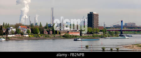 Duisburg-Homberg, Blick von der A40 auf Alt-Homberg und Industrieanlagen von Thyssen-Krupp und das Hotel Rheingarten mit Friedrich-Ebert-Brücke Foto Stock