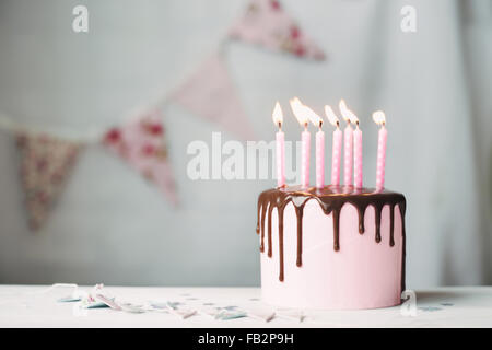 Torta di compleanno con candele rosa Foto stock - Alamy