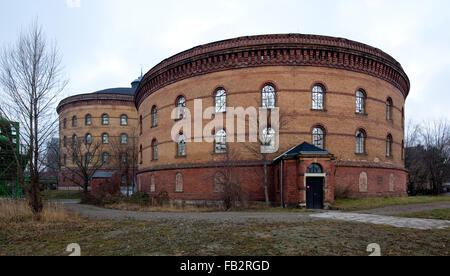 Leipzig ehem Gasanstalt II Gasometro dreigeschossiges 68526 Erbaut 1882-85 v Hugo Licht stillgelegt 1977 links dahinter PANOMETER v 1910 seit 2003 fŸr Panoramen genutzt Foto Stock