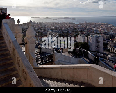 Marsiglia, Blick von der Basilique Notre-Dame-de-la-Garde zu den Frioul-Inseln Foto Stock