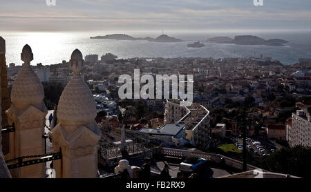 Marsiglia, Blick von der Basilique Notre-Dame-de-la-Garde zu den Frioul-Inseln Foto Stock