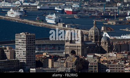 Marsiglia, Blick von der Basilique Notre-Dame-de-la-Garde zur Cathedrale de la M Foto Stock