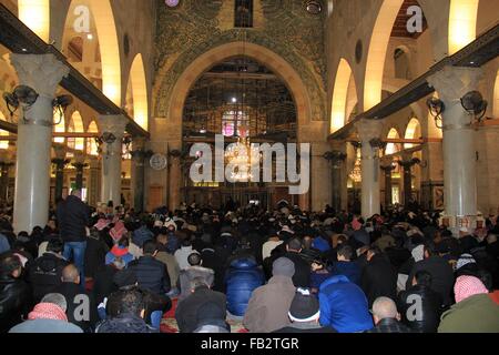 Gerusalemme, Gerusalemme, Territorio palestinese. 8 Gen, 2016. Musulmani palestinesi adoratori di frequentare le preghiere del venerdì all'interno di al-Aqsa moschea, l'Islam il terzo sito più sacro, in Gerusalemme la città vecchia a gennaio 08, 2016 Credit: Mahfouz Abu Turk/immagini APA/ZUMA filo/Alamy Live News Foto Stock