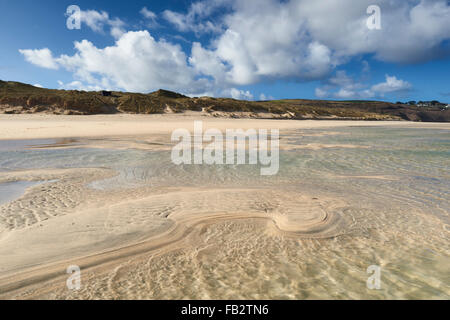 Una vasta distesa di spiaggia sabbiosa a Porth Rene tra Hayle e St Ives, Cornwall Foto Stock