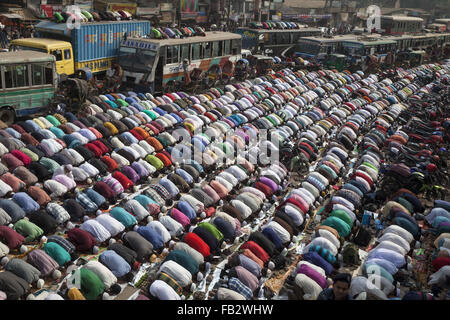 Gen. 16, 2015 - Dhaka, Bangladesh - Musulmani devoti offrire preghiere Jumma pur frequentando il mondo musulmano Congregazione, noto anche come Biswa Ijtema, a Tongi, alla periferia della capitale del Bangladesh Dhaka.Bangladesh Biswa Ijtema, o Musulmana Mondiale Congregazione, è il secondo più grande raduno islamico dopo il Hajj con devoti provenienti da tutto il mondo a pregare e a sentire gli imam predicano per tre giorni. (Credito Immagine: © Zakir Hossain Chowdhury/ZUMA filo) Foto Stock