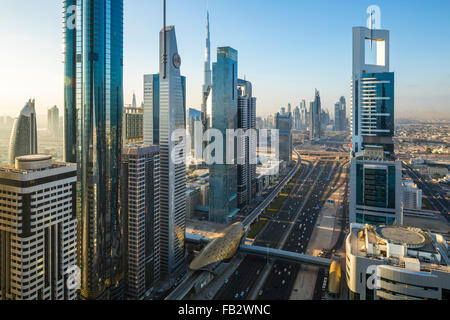 Emirati Arabi Uniti Dubai Sheikh Zayed Rd, traffico e nuovi edifici alti di Dubai lungo la strada principale Foto Stock