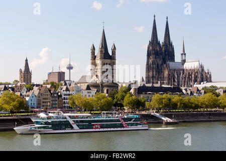 Köln, Rheinufer mit Dom, Groß San Martin, WDR und Rathaus Foto Stock