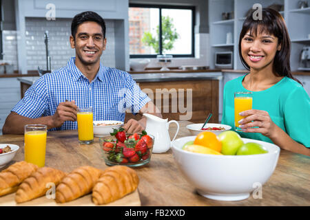 Felice coppia avente la prima colazione Foto Stock