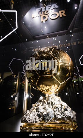 La FIFA ballon d'o trofeo è esposto presso il futuro museo della FIFA a Zurigo, pochi giorni prima del 2015 Cerimonia di premiazione. Foto Stock