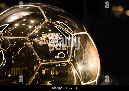 Close-up della FIFA ballon d'o Trofeo Mondiale di miglior giocatore di football (esposta presso il futuro museo della FIFA a Zurigo). Foto Stock