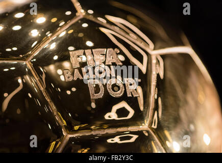 Close-up della FIFA ballon d'o Trofeo Mondiale di miglior giocatore di football (esposta presso il futuro museo della FIFA a Zurigo). Foto Stock