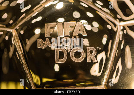 Close-up della FIFA ballon d'o Trofeo Mondiale di miglior giocatore di football (esposta presso il futuro museo della FIFA a Zurigo). Foto Stock