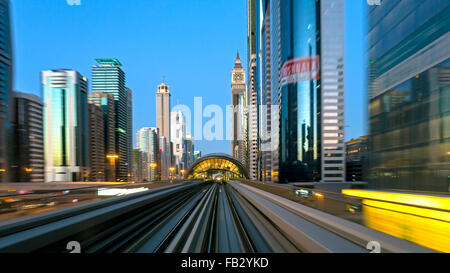 POV sulla moderna driverless Dubai rampa sopraelevata sistema di metropolitana, costeggiando la Sheikh Zayed Rd, Dubai, UAE Foto Stock