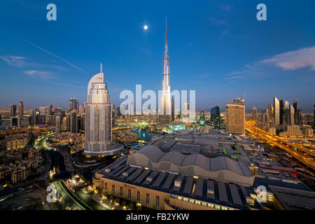 Emirati Arabi Uniti Dubai Burj Khalifa, elevati vista guardando oltre il centro commerciale di Dubai Foto Stock