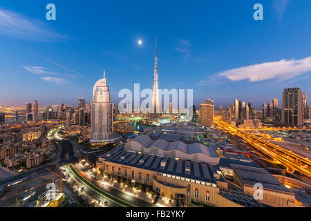 Emirati Arabi Uniti Dubai Burj Khalifa, elevati vista guardando oltre il centro commerciale di Dubai Foto Stock
