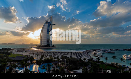 Jumeirah Beach, il Burj Al Arab Hotel, Dubai, Emirati Arabi Uniti, Medio Oriente Foto Stock