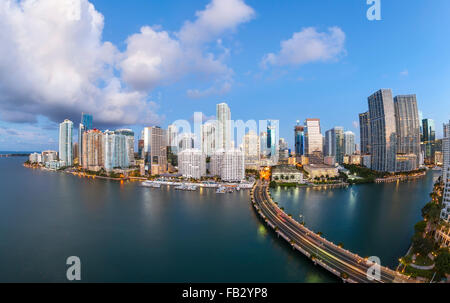 Vista da Brickell Key, una piccola isola coperta in appartamento torri, verso la skyline di Miami, Miami, Florida, Stati Uniti d'America Foto Stock