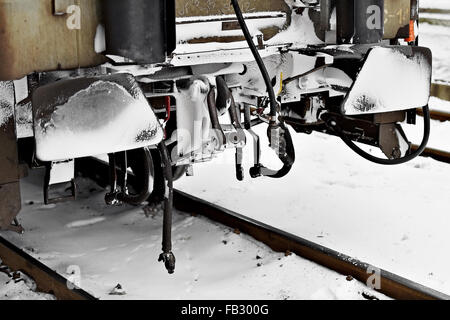 Dettaglio shot con congelati vagone treno tamponi e links di collegamento in inverno Foto Stock