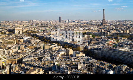 Arco di Trionfo e la Torre Eiffel, elevati dello skyline della città vista sopra i tetti di Parigi, Francia, Europa Foto Stock