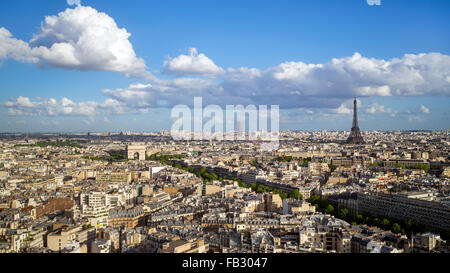 Arco di Trionfo e la Torre Eiffel, elevati dello skyline della città vista sopra i tetti di Parigi, Francia, Europa Foto Stock