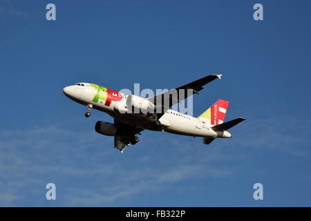 Toccare Airbus A319-111 CS-TTM atterraggio all' Aeroporto di Heathrow di Londra, Regno Unito Foto Stock