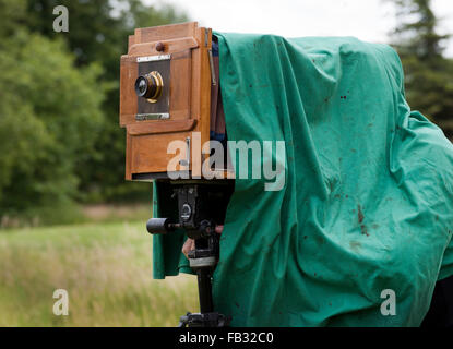 Fotografo a lavorare utilizzando una storica 10x8 pollici piastra della fotocamera. Foto Stock