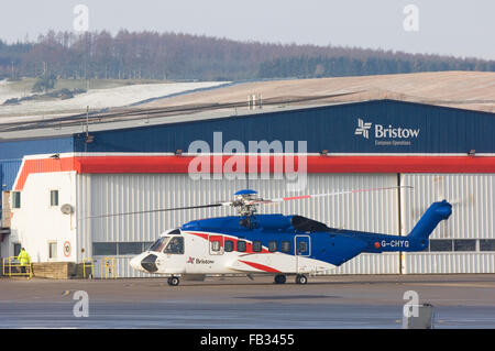 Elicottero all'aeroporto di Aberdeen, Scozia, Regno Unito. Foto Stock