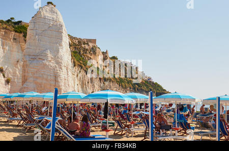 Pizzomunno a 25 metro alto monolito di pietra calcarea, Scialara beach, Vieste e Gargano, provincia di Foggia, Puglia, Italia, Europa Foto Stock