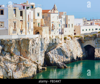 Adriatico clifftop comune di Vieste e Gargano, provincia di Foggia, Puglia, Italia, Europa Foto Stock