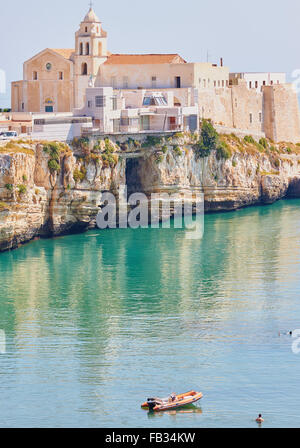 Adriatico clifftop comune di Vieste e Gargano, provincia di Foggia, Puglia, Italia, Europa Foto Stock