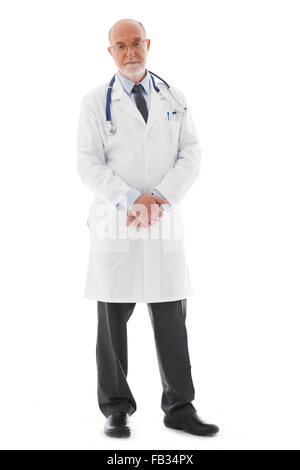 A piena lunghezza Ritratto di un medico maturo isolato su sfondo bianco Foto Stock