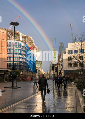 Londra, Regno Unito. 8 gennaio, 2015. Un arcobaleno appare sopra la città di Londra oggi portando un po' di sole accogliente per un altro giorno noioso. Credito: Lenscap/Alamy Live News Foto Stock