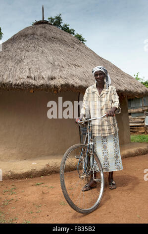 Consigliere rurale con la sua bicicletta, che lei usa per viaggiare tra comunità con. Bumala, Kenya. Foto Stock