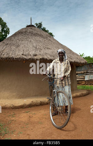 Consigliere rurale con la sua bicicletta, che lei usa per viaggiare tra comunità con. Bumala, Kenya. Foto Stock